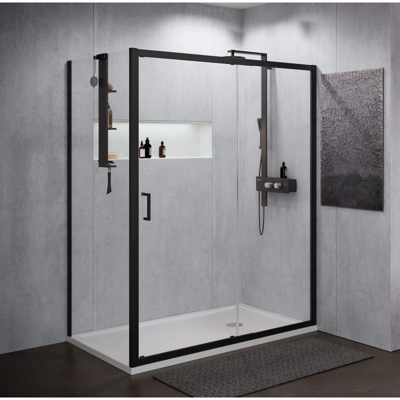 Un baño con una cabina de ducha dorada y negra y una gran ventana