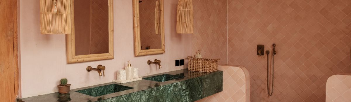 bagno arredato in stile tropicale, per un look esotico ed originale,